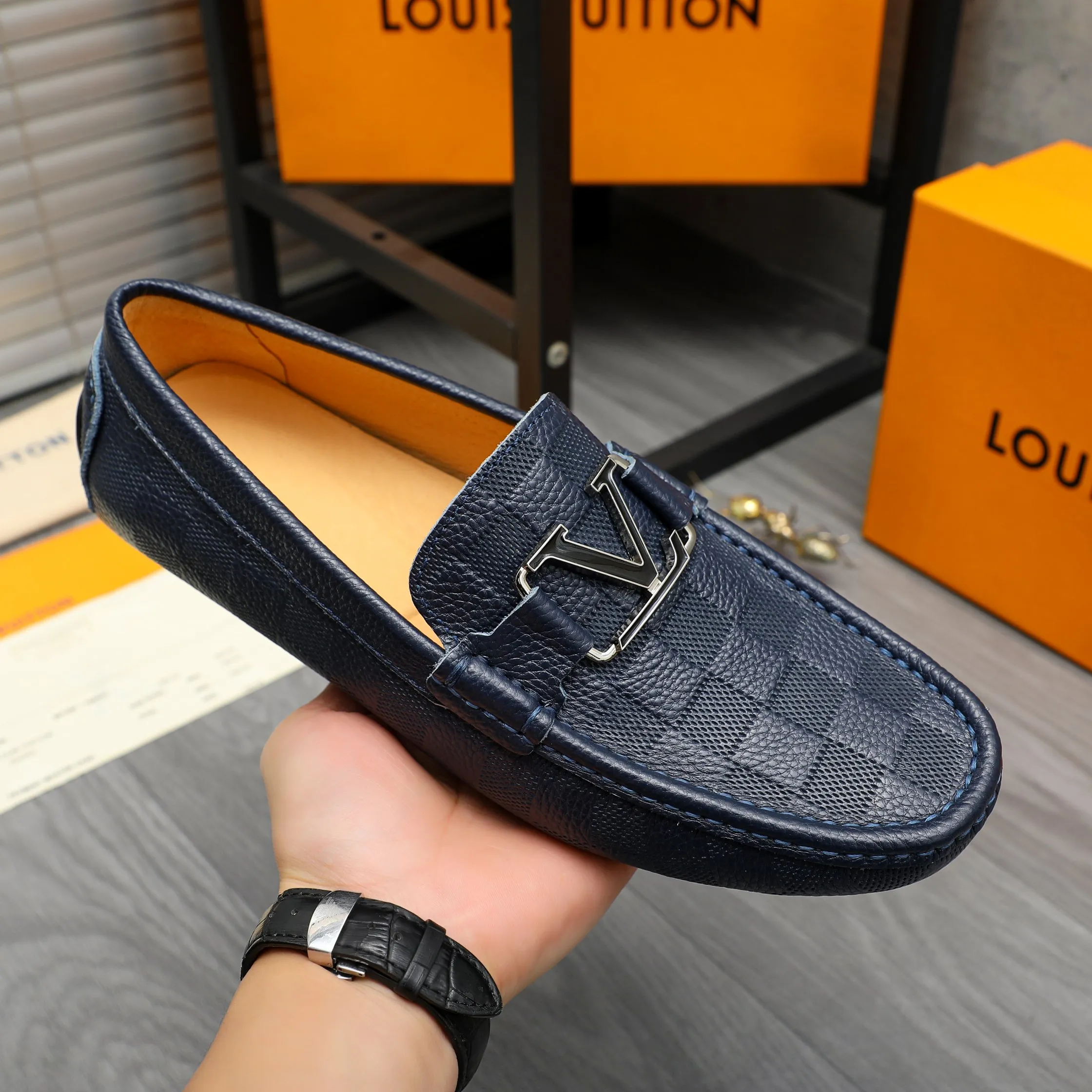 Men's shoes 💰p380 Product trademark: LV "Louis Vuitton" casual slip-on men's shoes Regular size: 38-45 Product materials: Selected classic embossed plaid upper, pigskin lining, rubber outsole